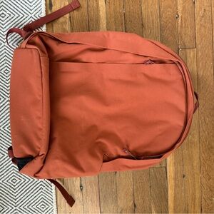 Moment Travel Wear MTW laptop backpack 21L clay/red